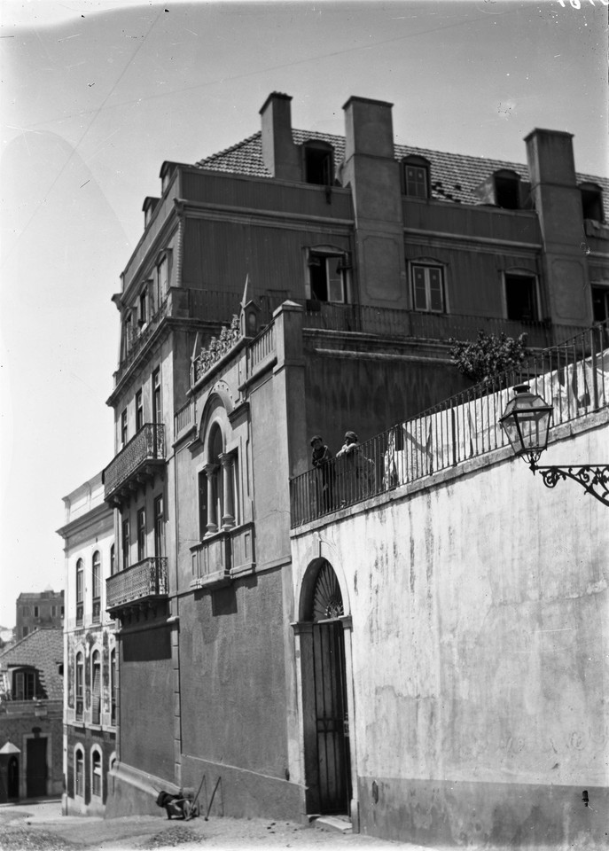 Rua das Escolas Gerais, portão de acesso ao Páti
