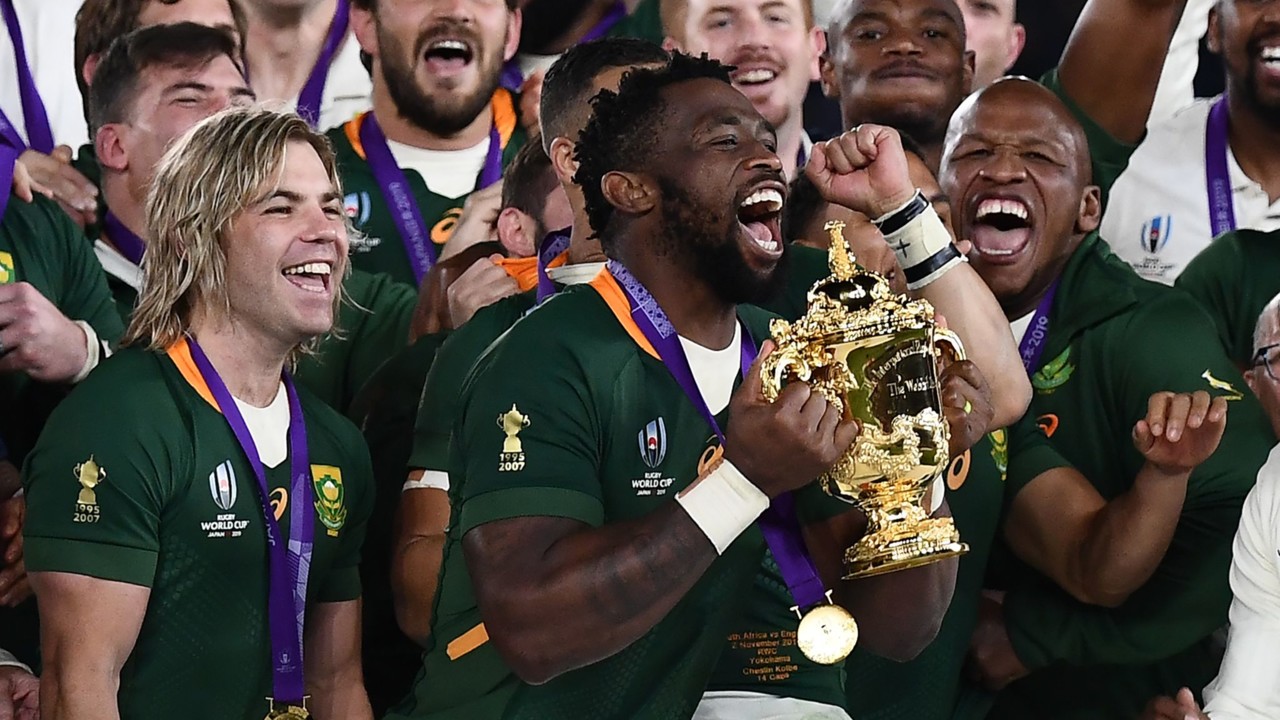 Siya Kolisi ergueu o troféu para a África do Sul
