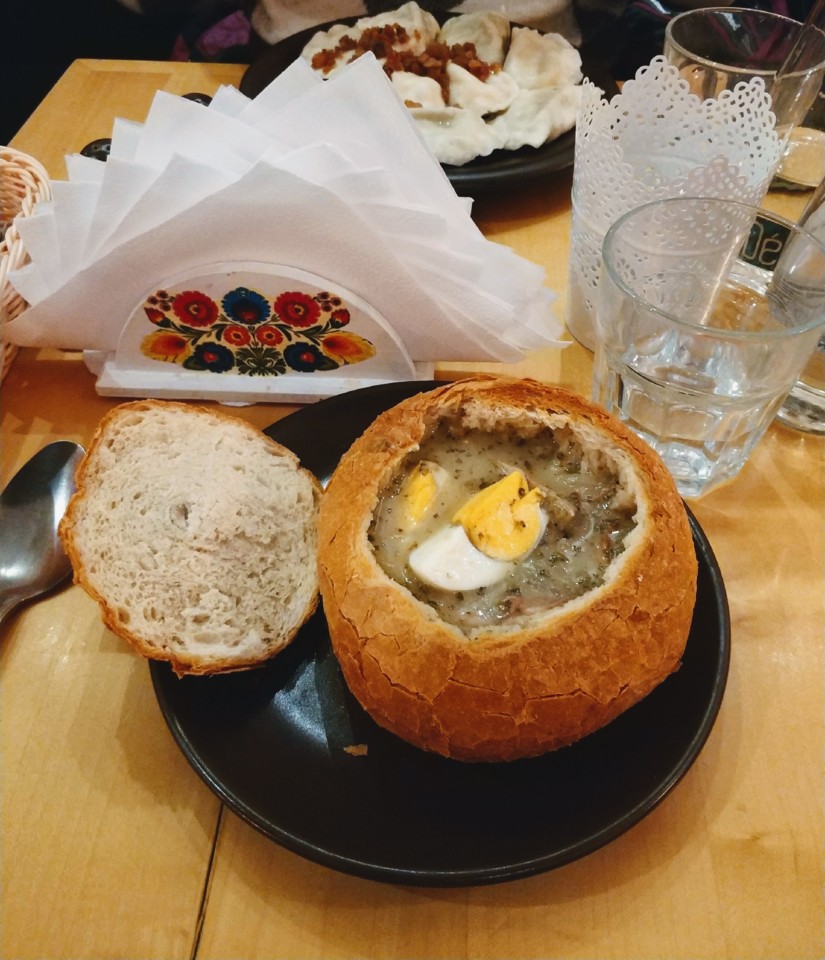 Sopa de centeio tradicional, servida dentro de pã