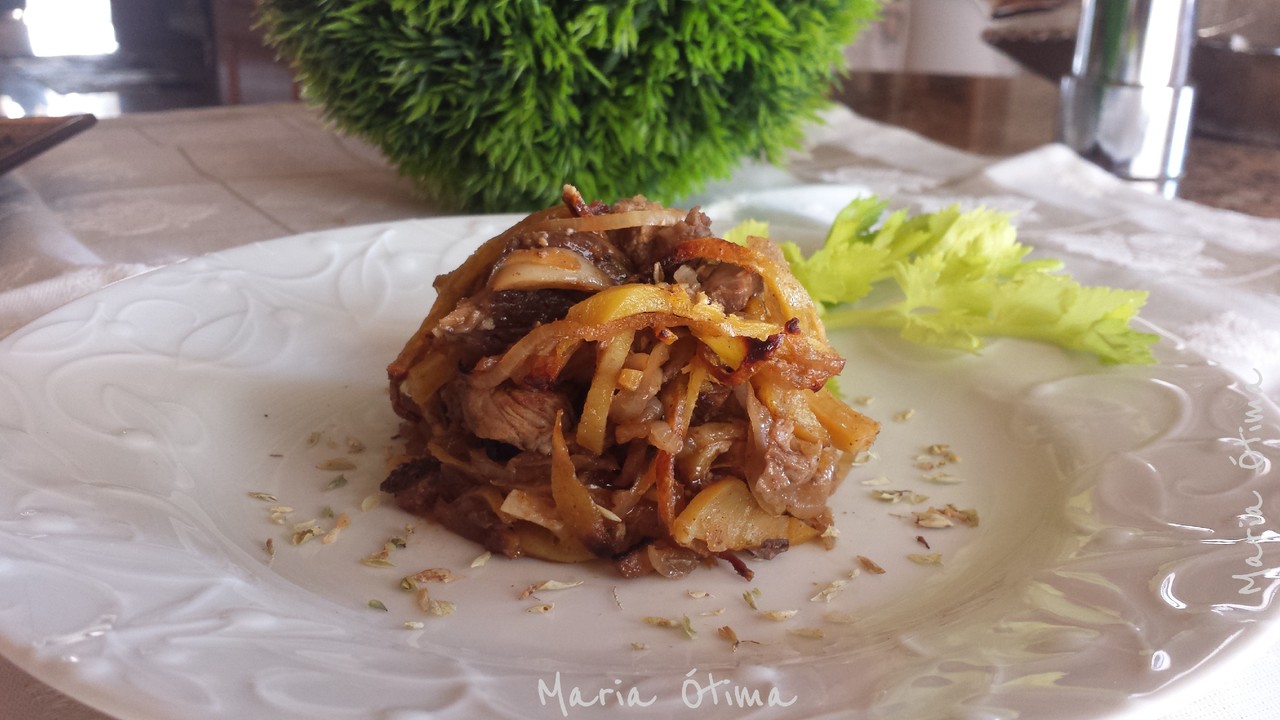 Redon de carne assada com batata palha_Maria Ótma.jpg