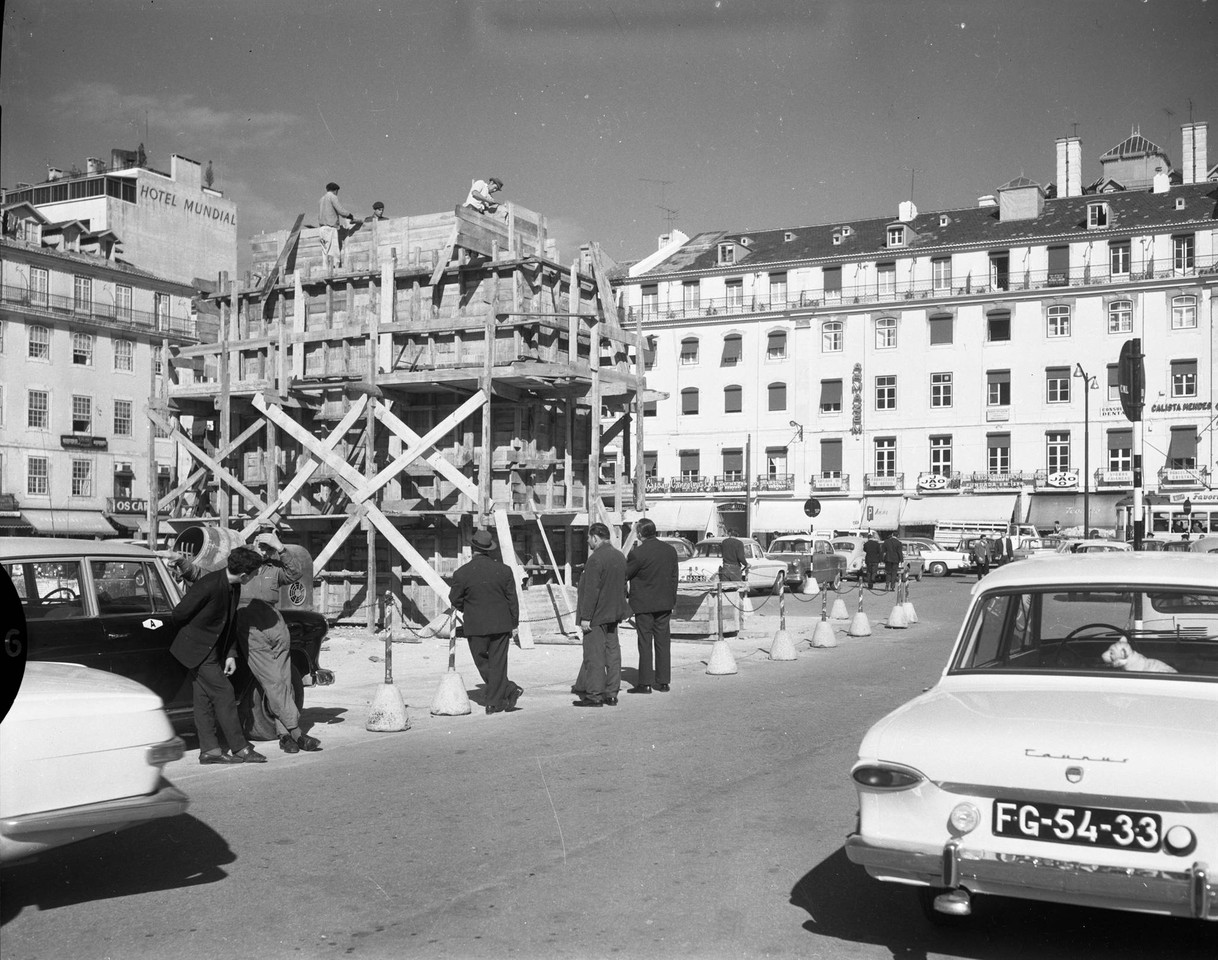 Edificação do pedestal do Monumento a Dom João 
