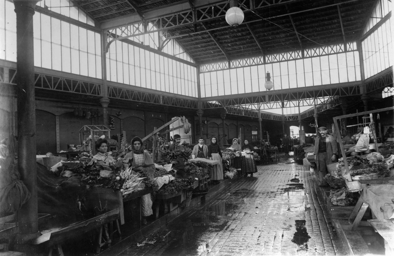 Vendedores no Mercado de Alcântara, interior, bar Vendedores no Mercado de Alcântara, interior, bar