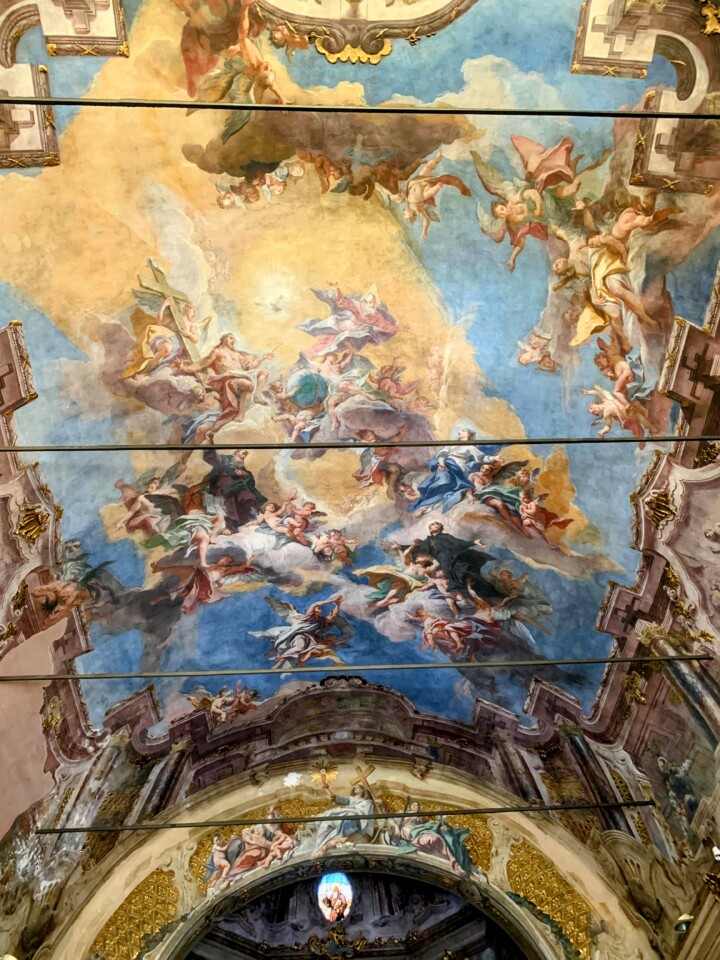 Dentro da Chiesa dei Santi Bartolomeo e Stefano.jp