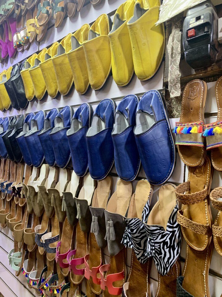 Sapatos num souk.jpg