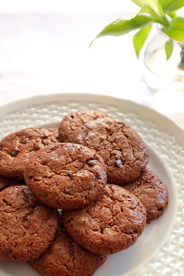 bolachas de manteiga de amêndoa com pepitas de chocolate