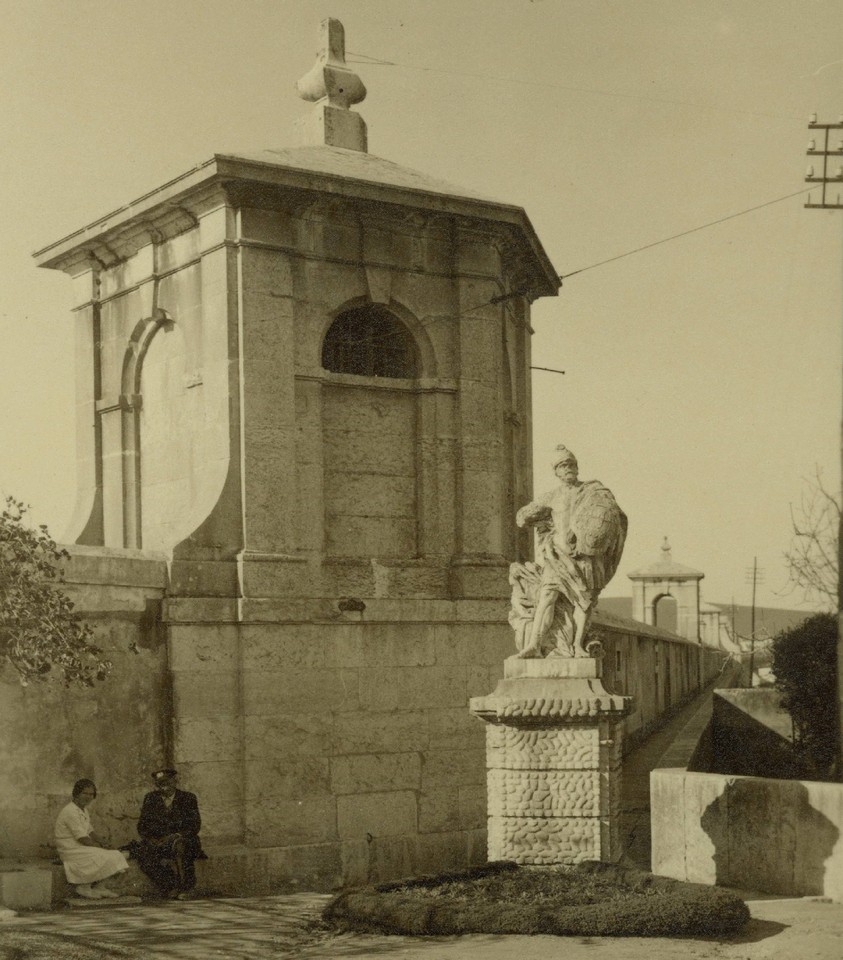 O Guerreiro, estátua colocada na entrada do aqued