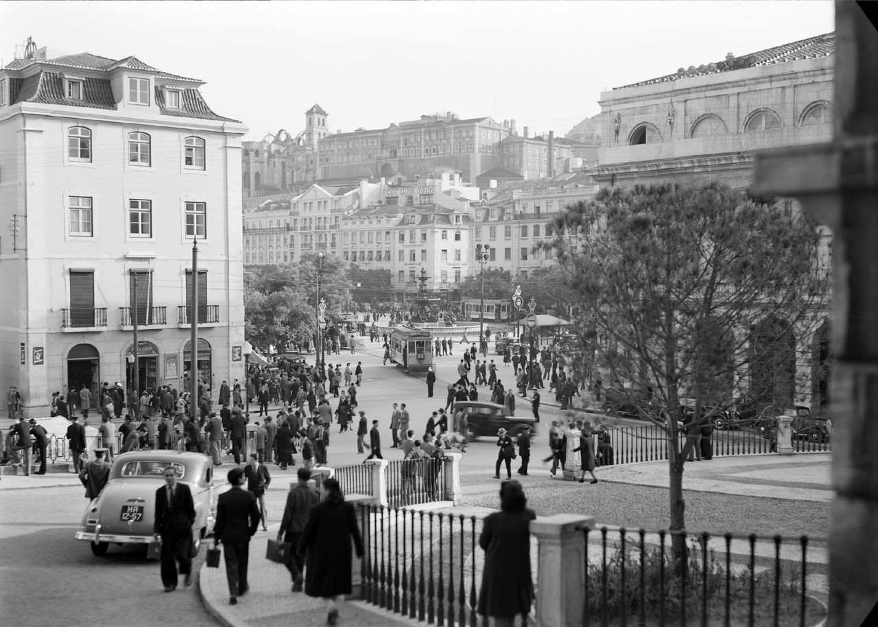 Largo se São Domingos com muitos portugueses, Lisboa (H. Novaes, 194...)