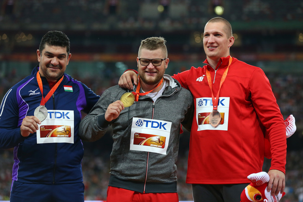 Fajdek com a medalha de ouro de 2015