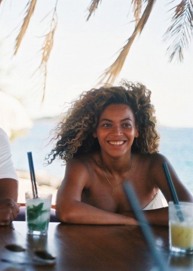 Beyonce-on-a-beach-bar-640x900.jpg Beyonce-on-a-beach-bar-640x900.jpg