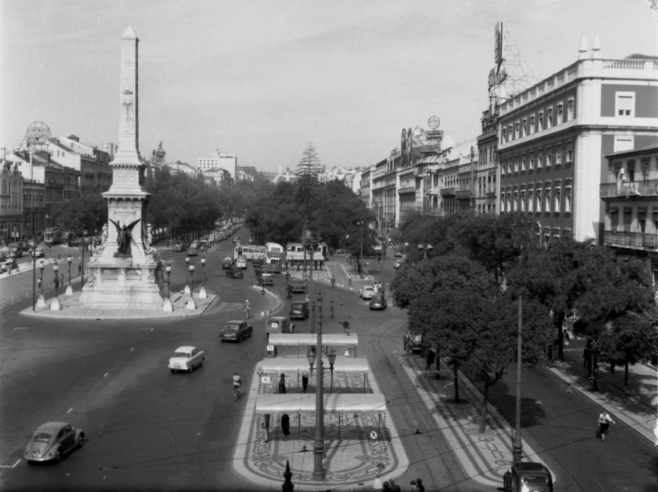Alpendres do lado ocidental da Praça dos Restaura