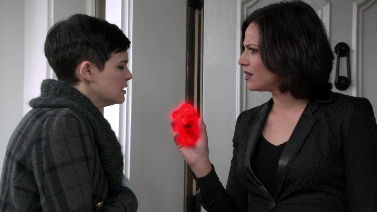 Once Upon A Time regina snow white heart.jpg