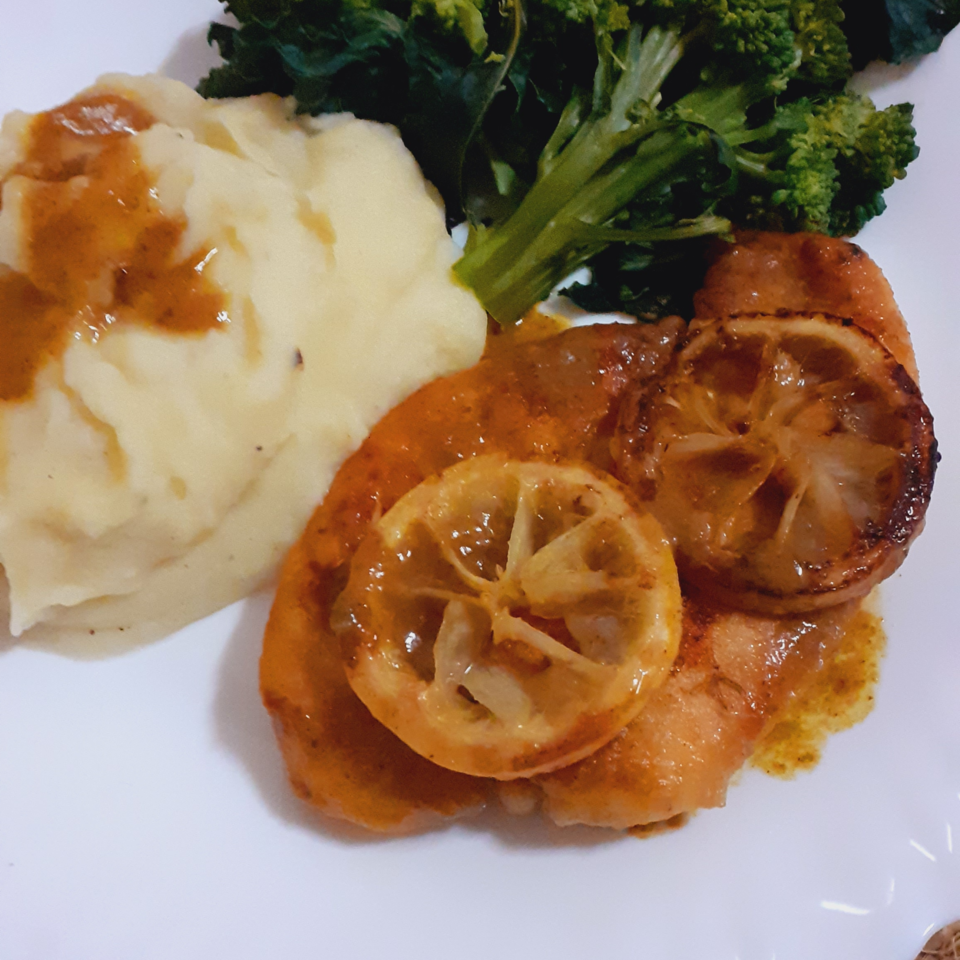 Fígado de frango frito com vegetais guarnição de purê de batata e