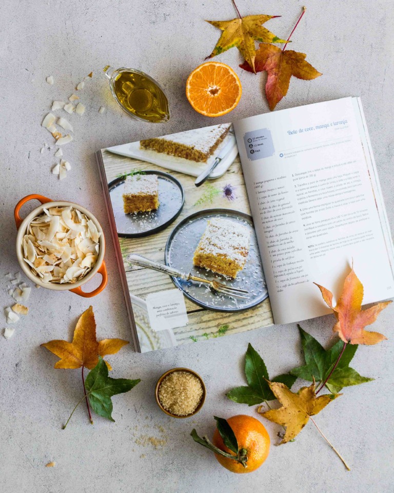 Bolo de coco, manga e clementina