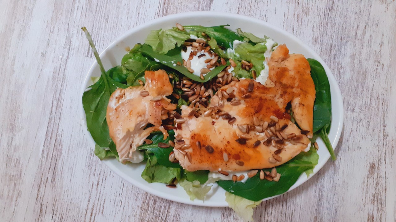 Fígado de frango caseiro frito com molho de soja, tomate, cebola e