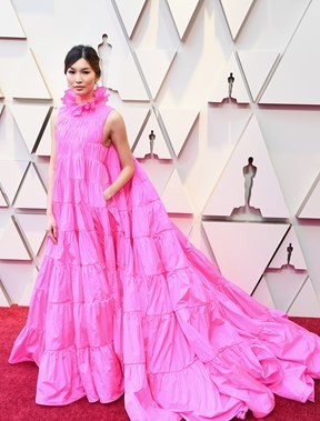 Gemma Chan em tecido para 4 vestidos.jpg