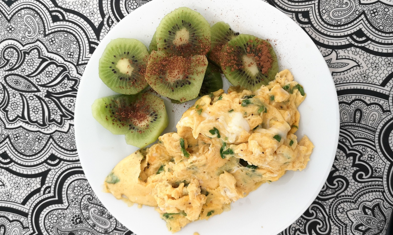 pequenoalmoco_ovosmexidos_kiwi_desedentarioamarato