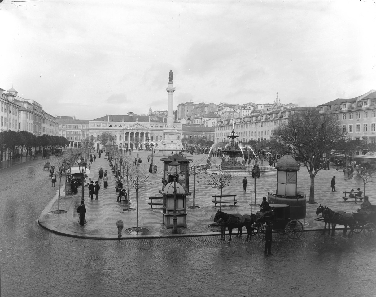 Urinol público na Praça Dom Pedro IV , ant. a 19