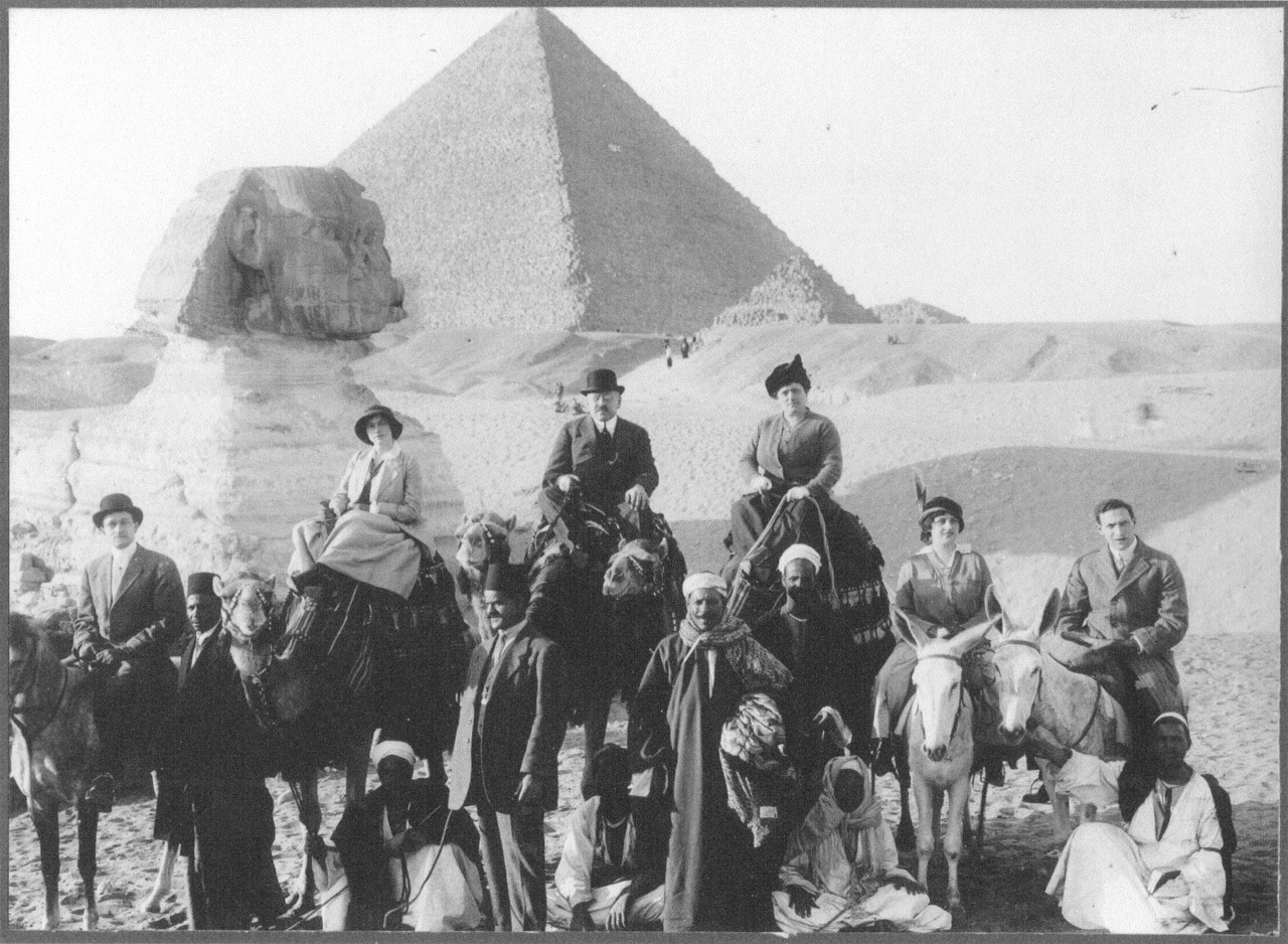 Excursionistas de alto nível a cavalo de camelos e mulas, Egipto, s.d.