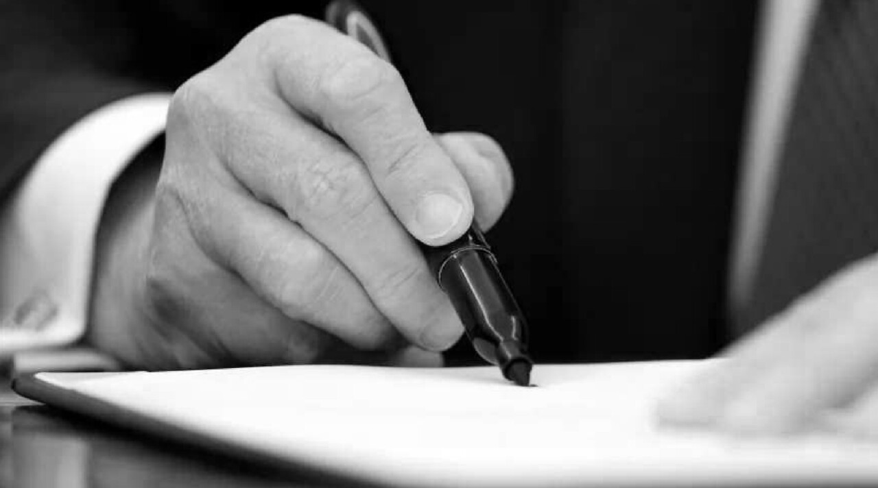 Democracia em Ruínas.jpg