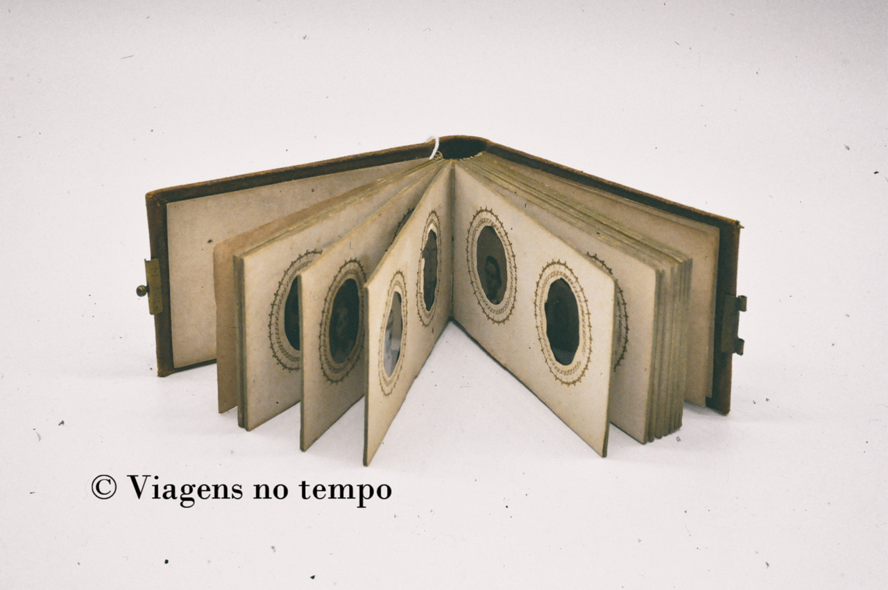 0341_DSC9082ab - Mini-álbum em couro com 21 ferr