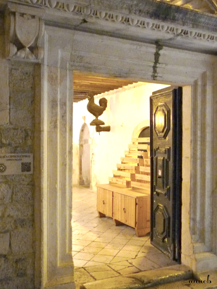 Trogir - Ćipiko Palace- main hall - viajarporques