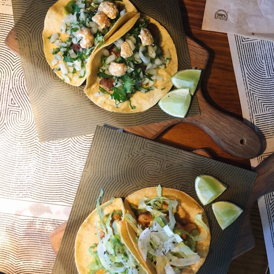 barra-cascabel-tacos-camarao-carnitas.jpg