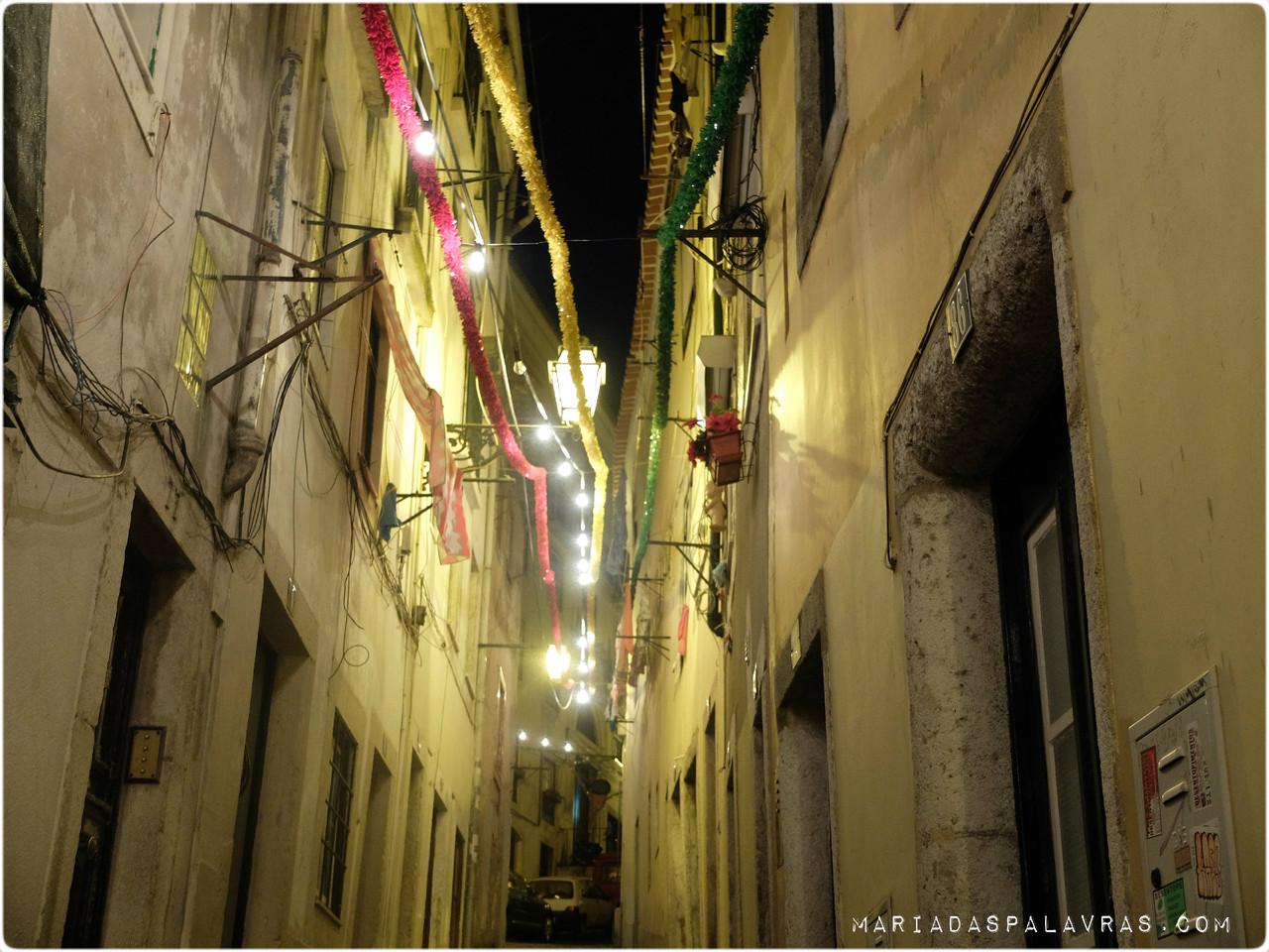 Alfama à noite . Experiência Odisseias Alfama à noite . Experiência Odisseias