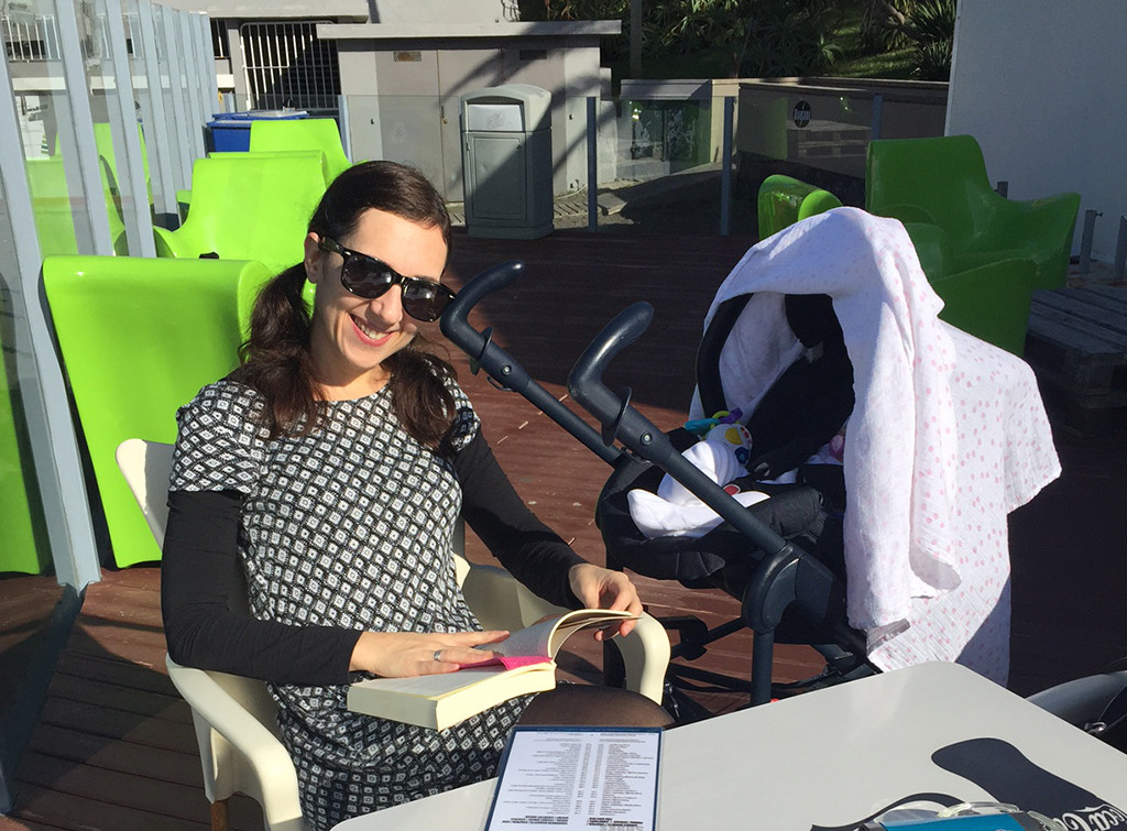 na esplanada a ler.jpg