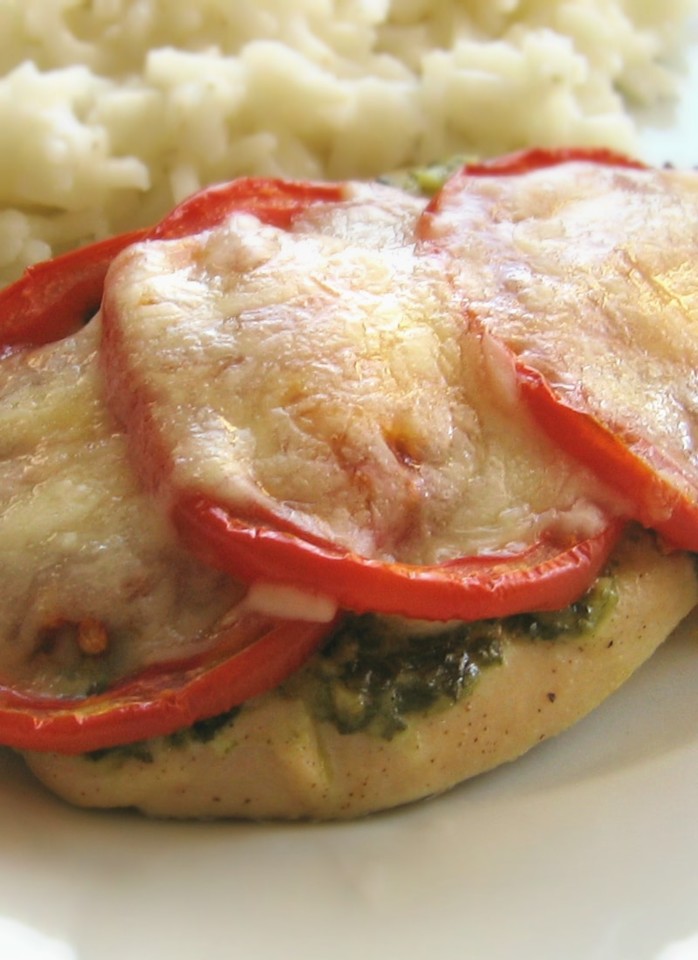 frango com pesto, tomate e mozzarella