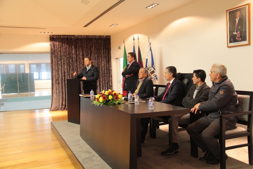 Câmara de Paredes entrega escolas a Instituiço