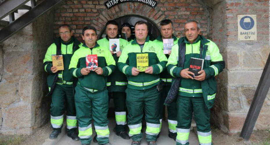 homens biblioteca lixo.jpg