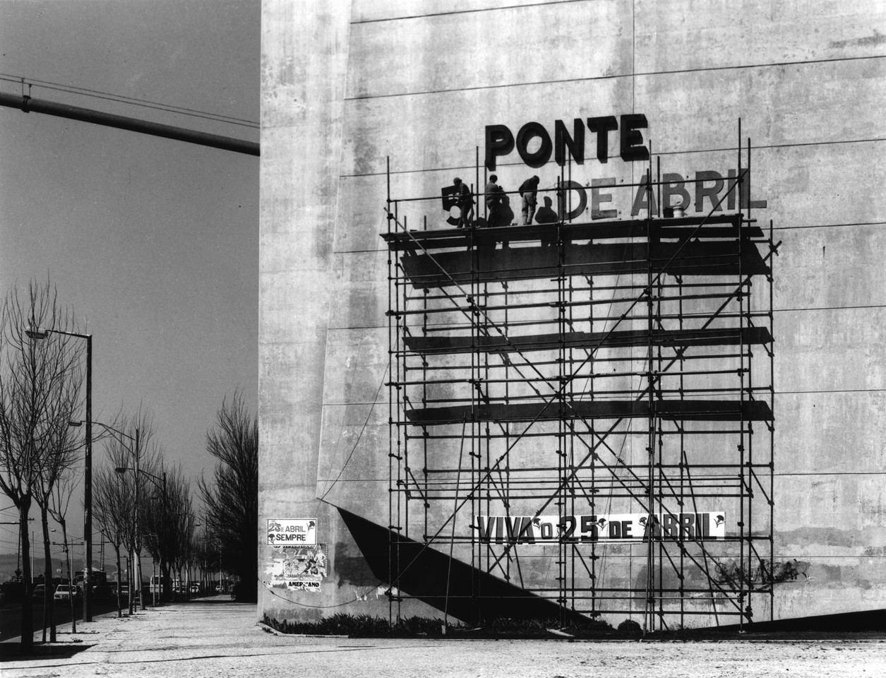 Ponte 25 de Abril, mudança de nome (E.Gageiro, 1975)