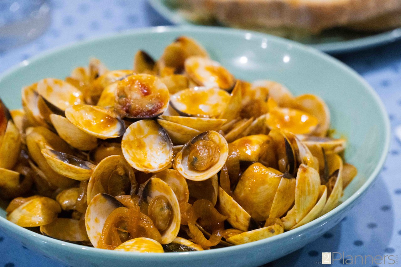 Portuguese Steamed Clams Recipe - The2Planners
