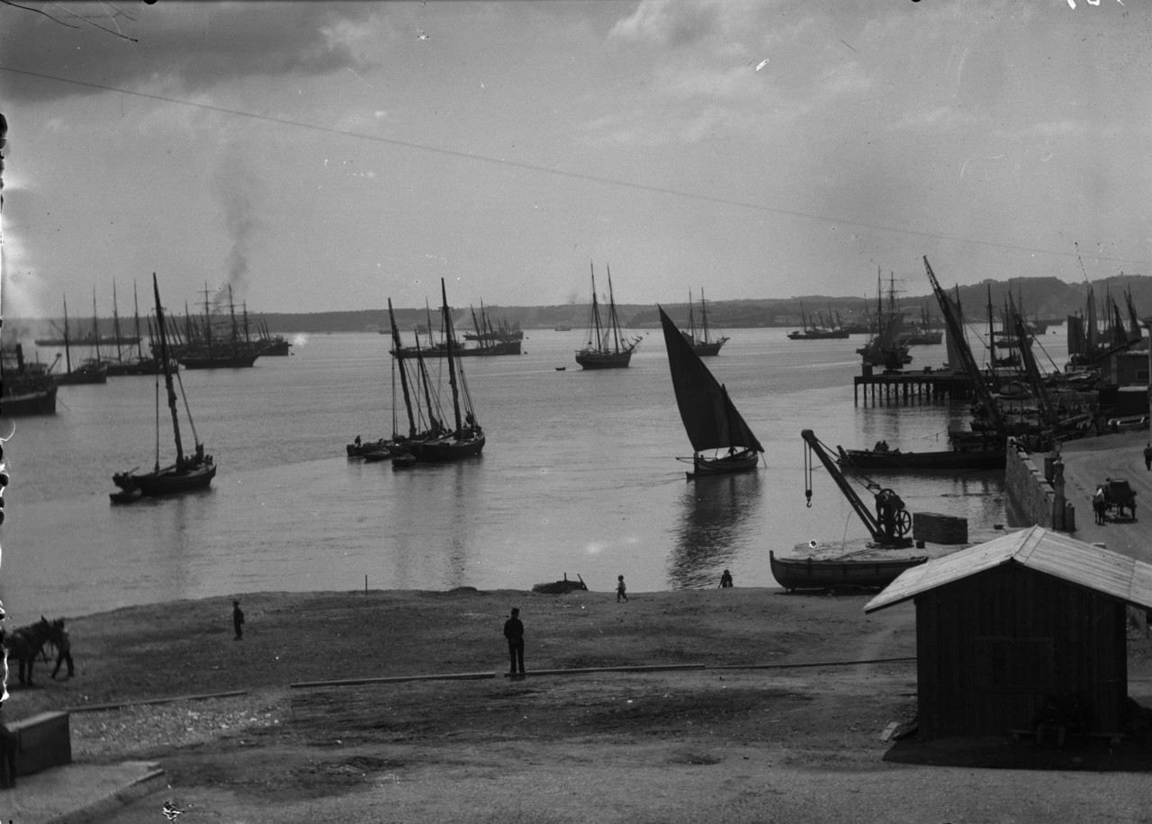 embarcaçoes no tejo praia dos algarves.jpg embarcaçoes no tejo praia dos algarves.jpg