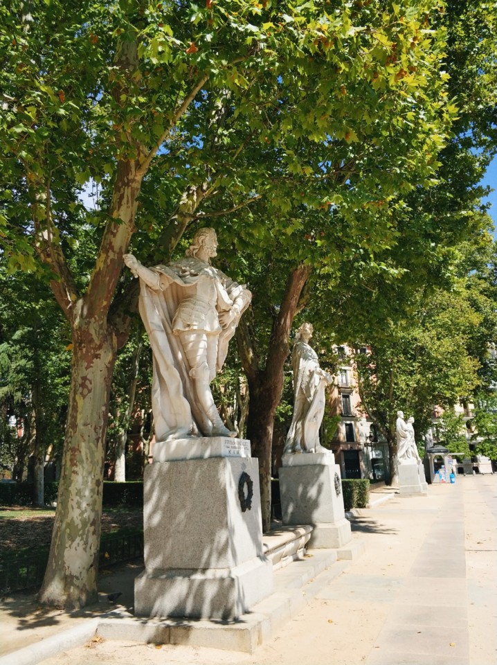 Estátuas na Plaza de Oriente, Madrid.jpg