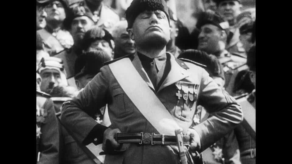 benito-mussolini-fascism moro camisa preta.jpg