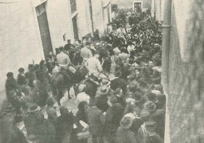 bicha a porta da esquadra.JPG