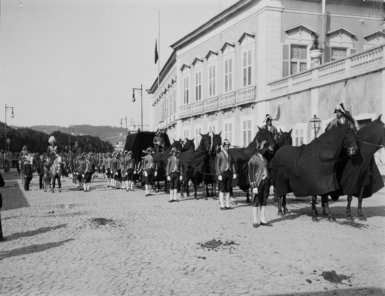 O coche real funerário durante o funeral de Dom C
