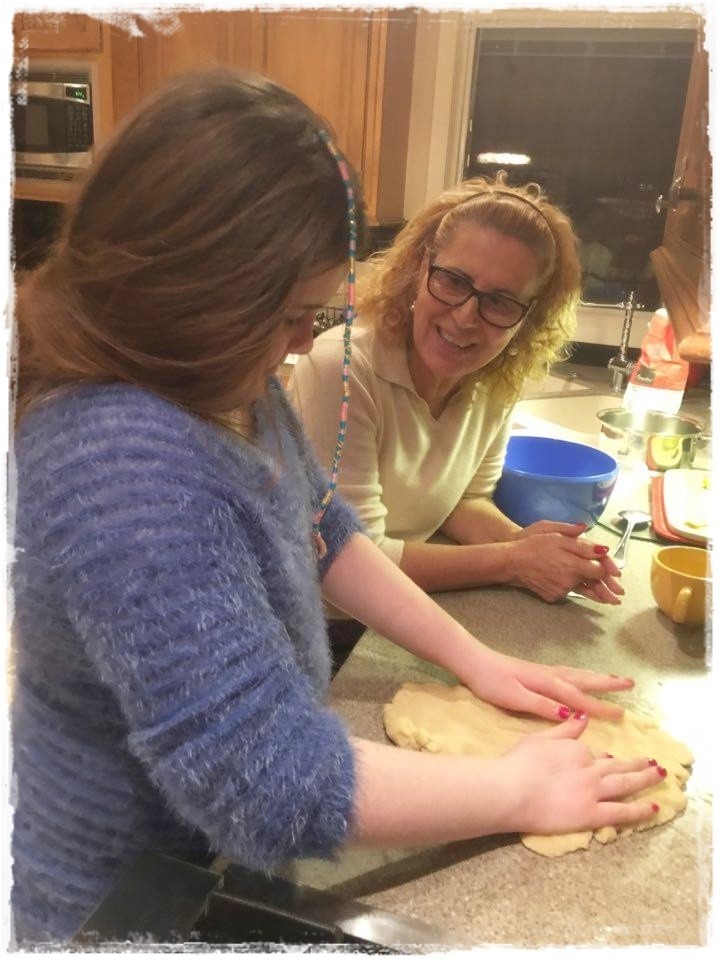 familia dra com neta cozinhar.jpg