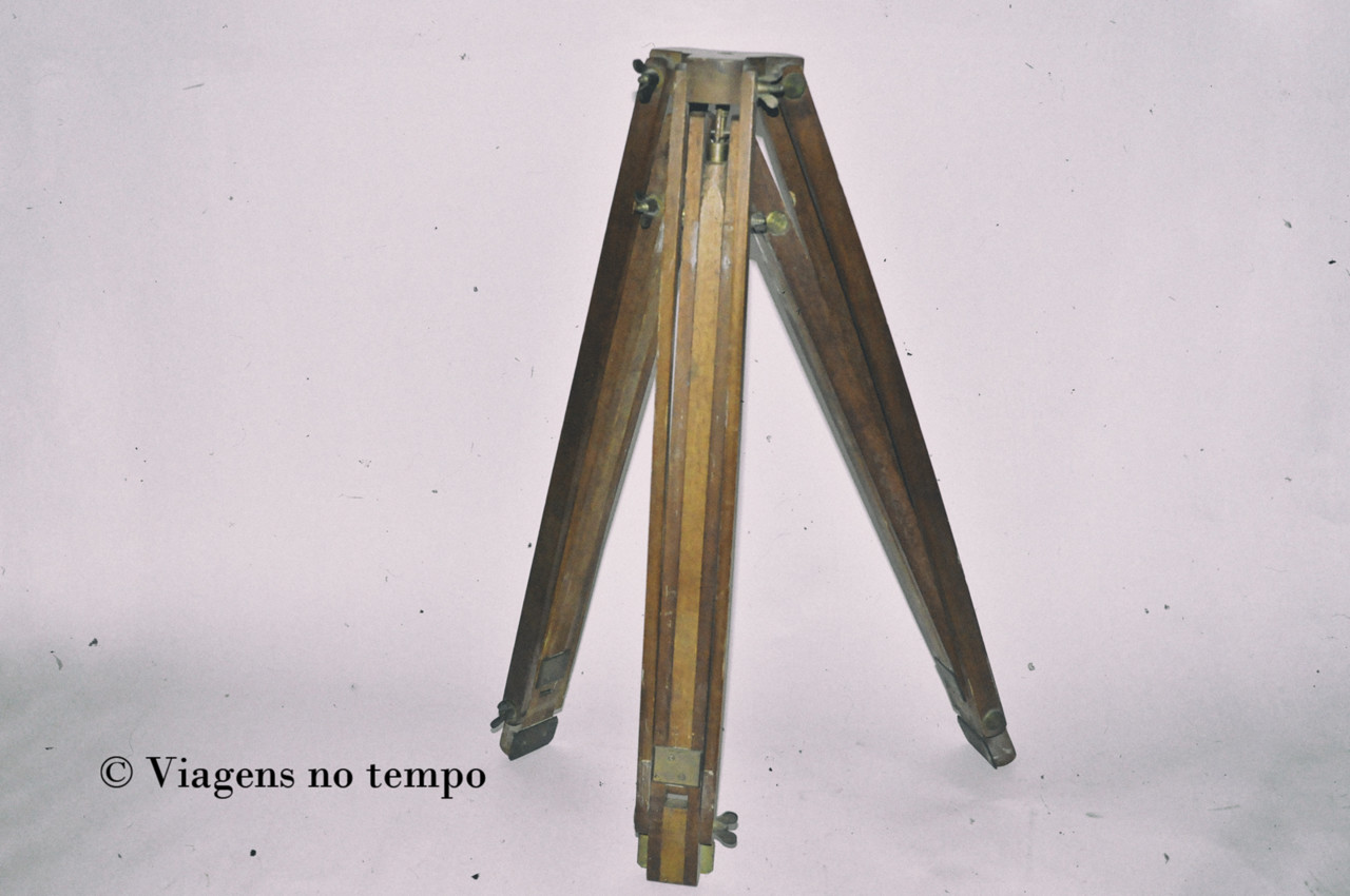 _DSC8017ab - Tripé em madeira - Viagens no Tempo _DSC8017ab - Tripé em madeira - Viagens no Tempo
