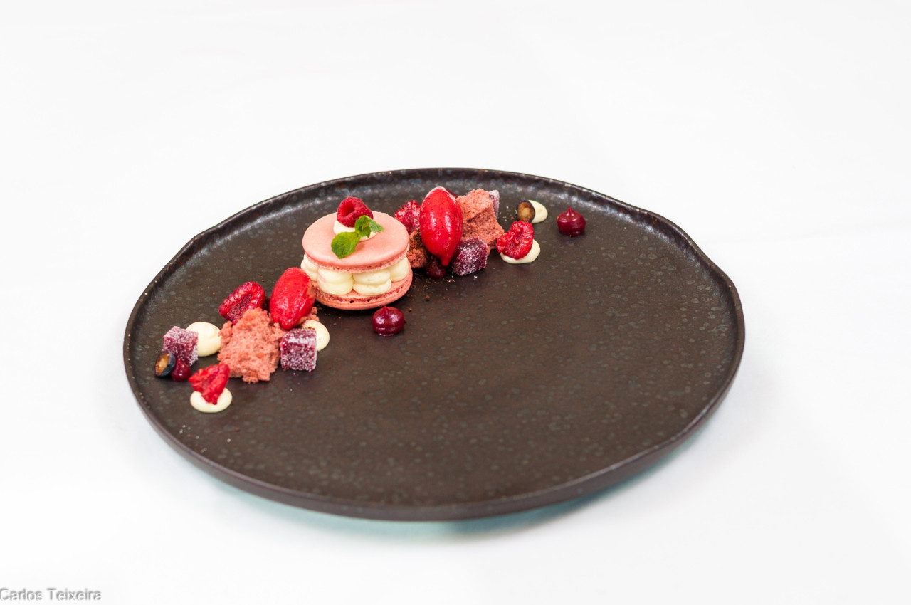 Astória_Macaron de Framboesa com mousse de chocol