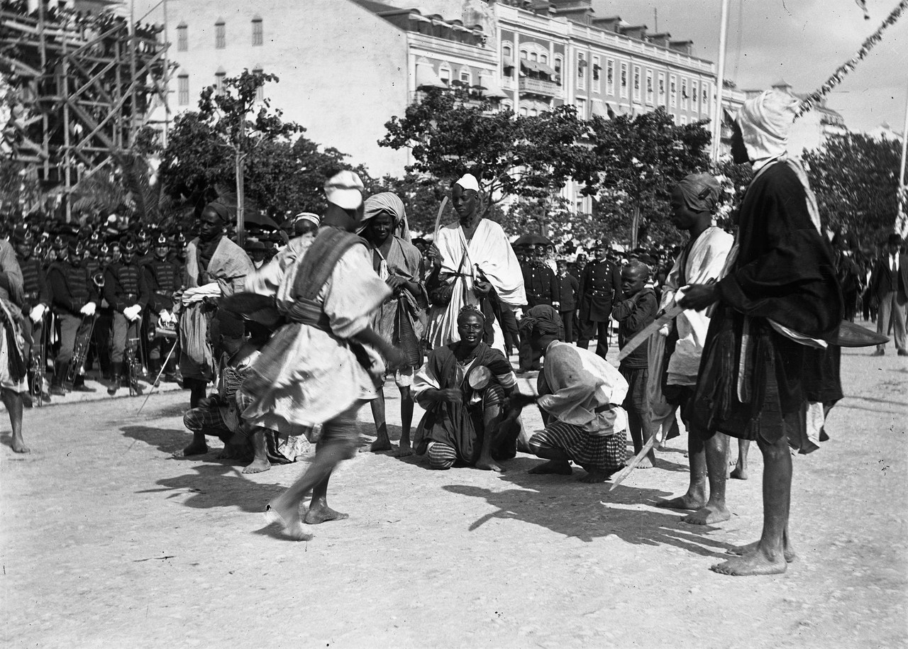 O cortejo na Avenida, 1898, foto de L7.jpg