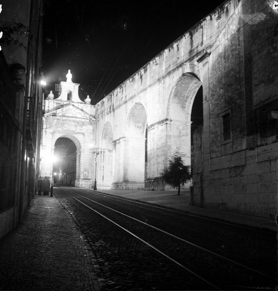 Arco das Amoreiras e aqueduto das Águas Livres, j