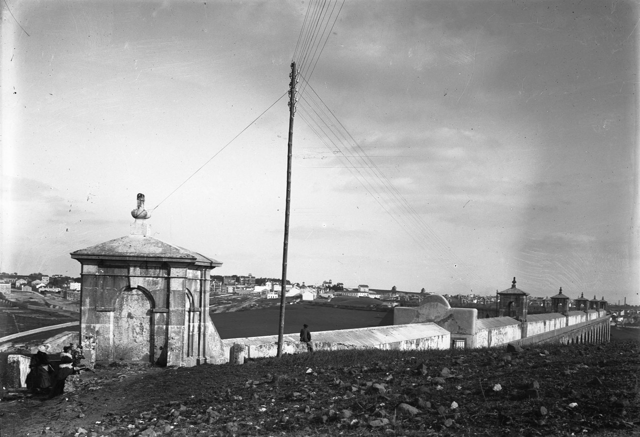 Aqueduto das Águas Livres, entrada do passeio dos