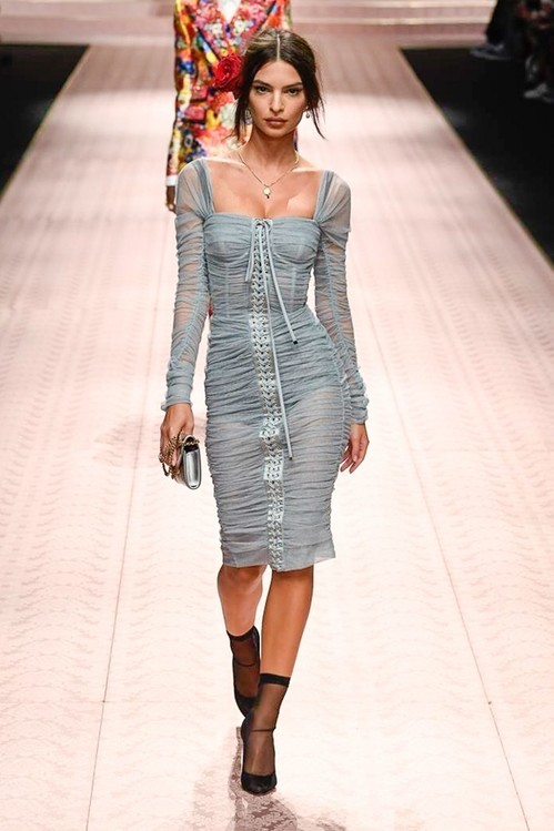 Emily Ratajkowski au défilé Dolce & Gabbana prin Emily Ratajkowski au défilé Dolce & Gabbana prin