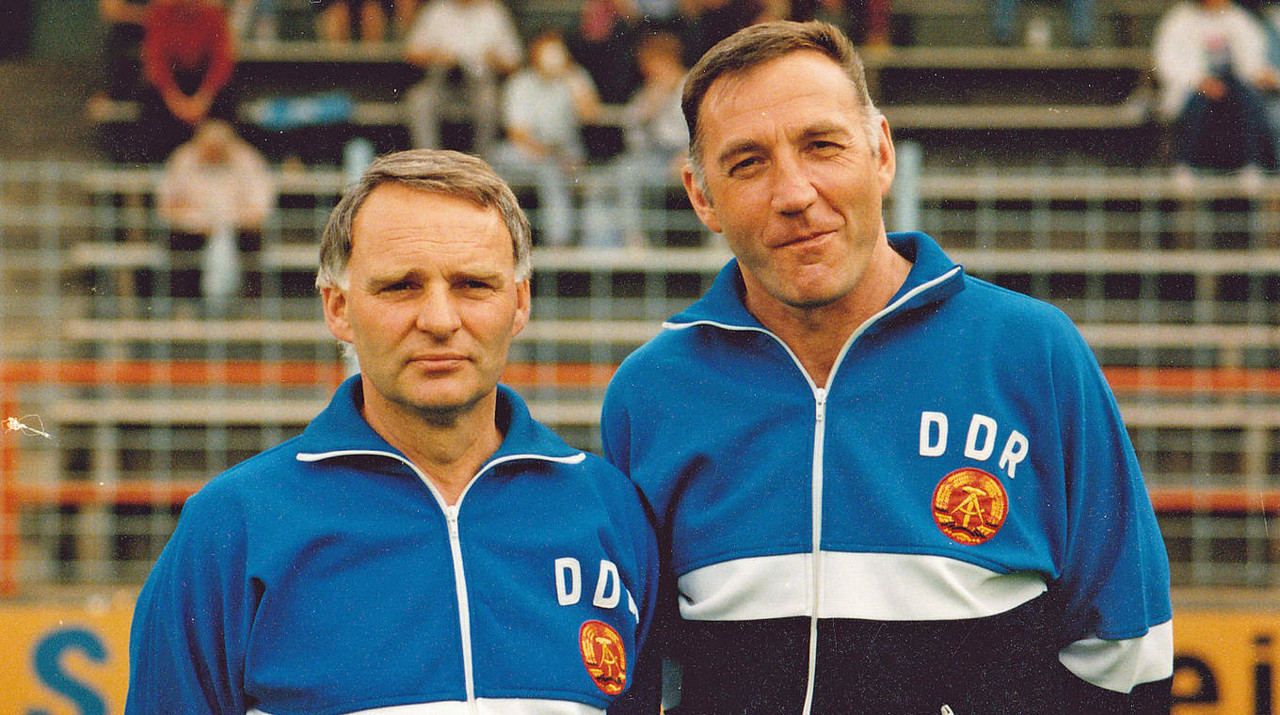Bernd Schröder (direita) foi o selecionador