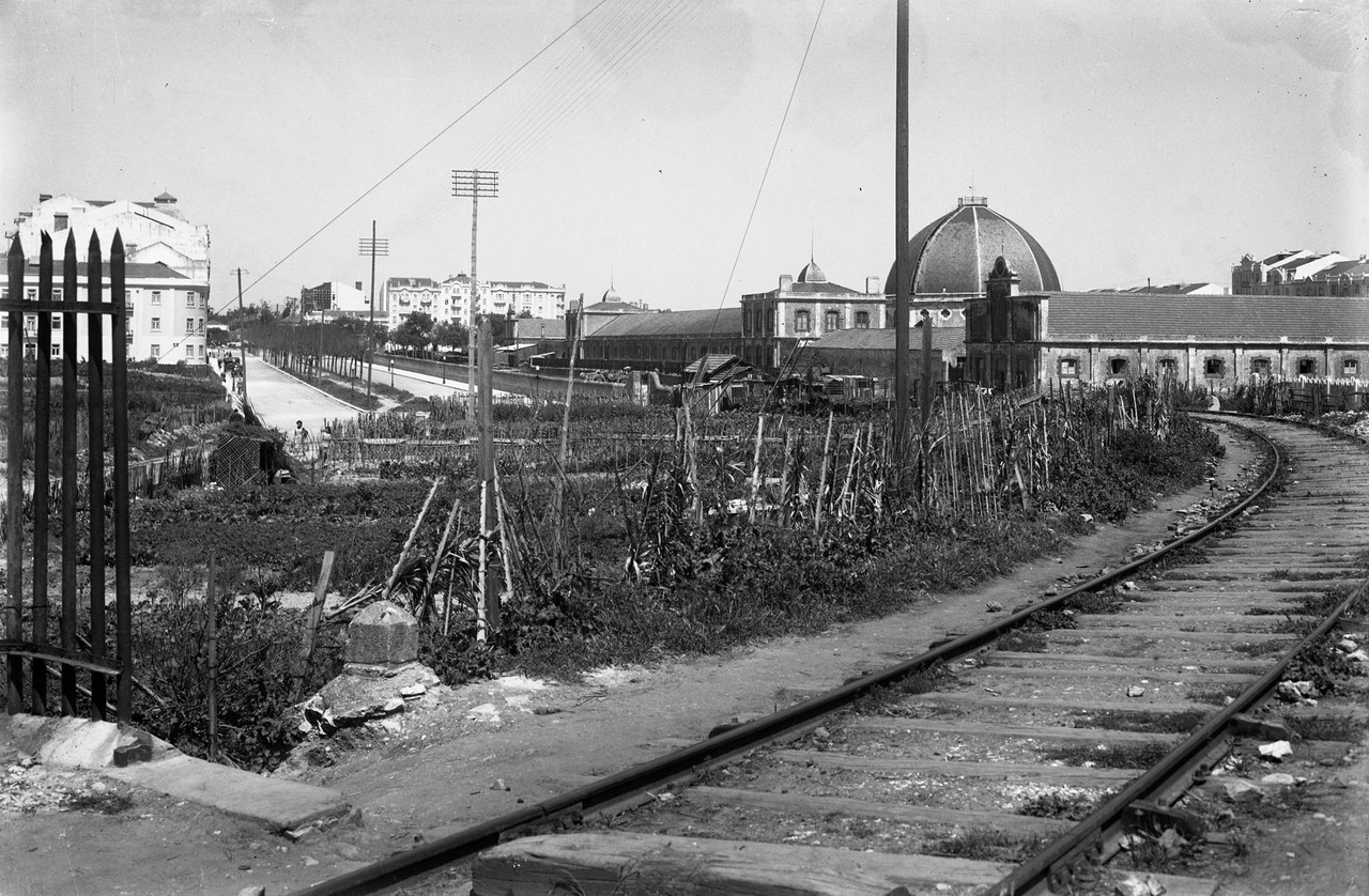 Linha férrea de cintura junto do mercado Geral de