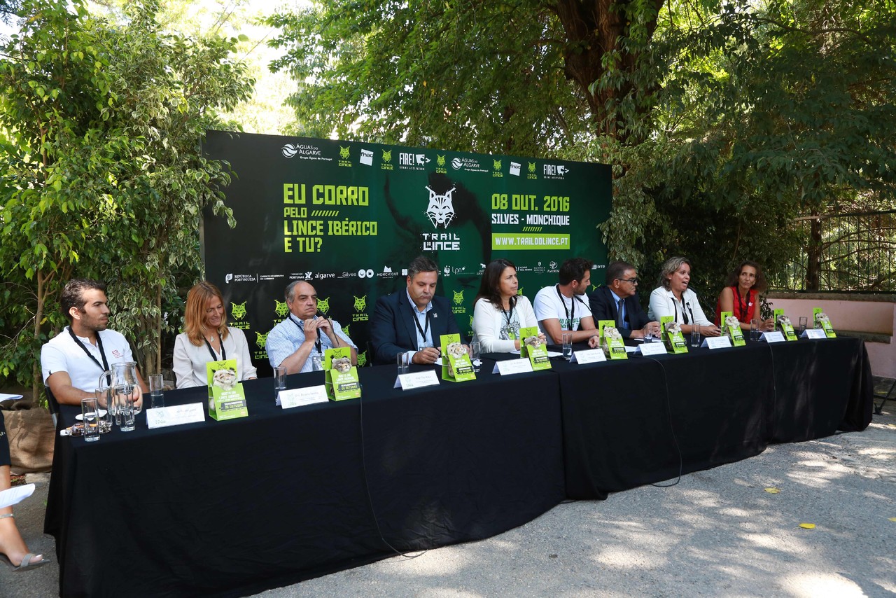 Mesa de oradores.jpg