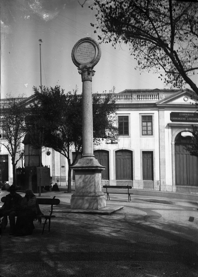 Coluna mandada erguer pela colónia italiana, come Coluna mandada erguer pela colónia italiana, come