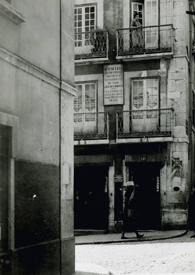 Casa onde viveu e morreu Luís de Camões, Calçad